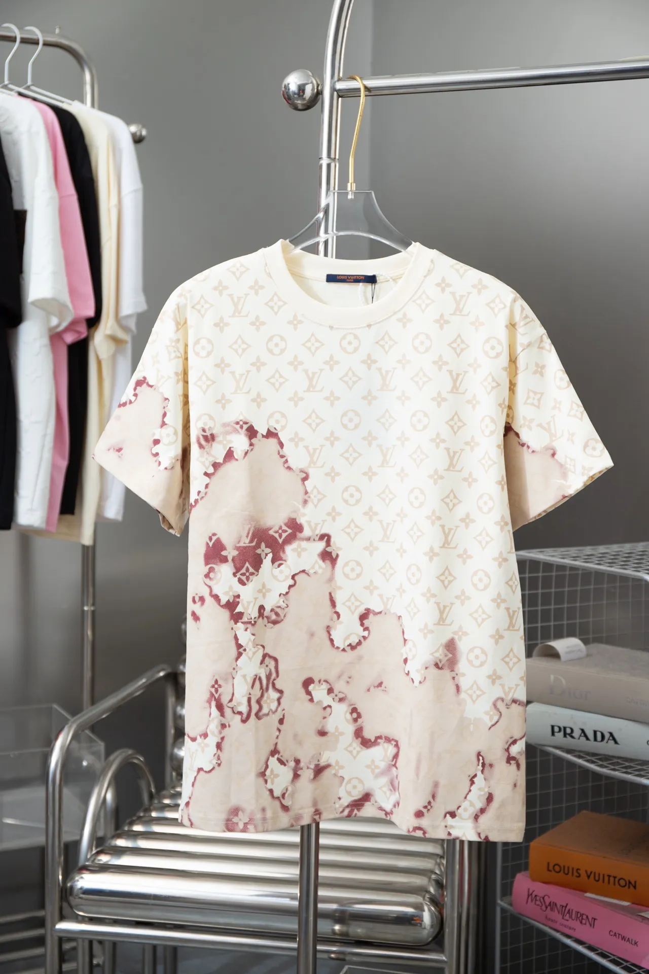 🅿️190 High-quality Lv 2025 early spring new model, MONOGRAM full-width presbyopia printed short-sleeved T-shirt, using digital printing technology to render pixel light and shadow for the Monogram pattern, and its silk-screen texture and knitting effect complement each other. Synchronized with the official website, pure cotton fabrics at the counter! Comfortable against the skin, durable and easy to wear, meticulous original craftsmanship, custom-made 260g vat-dyed fabric, very comfortable to the touch, latest brick cabinet synchronization, OS off-shoulder version, fashionable and individual, super versatile and good-looking, very suitable for both men and women, must-have style, hang tag, collar label, washed wheat, complete with three labels S M L XL